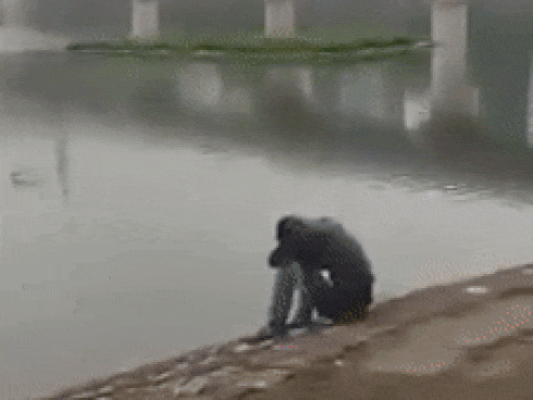 Xôn xao thanh niên ngồi khóc cả đêm bên hồ vì thất tình