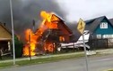 Video: Khoảnh khắc máy bay rơi trúng nhà dân khiến 6 người thiệt mạng