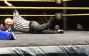Trọng tài WWE gãy chân vẫn cố gắng hoàn thành trận đấu