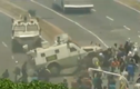 Đảo chính ở Venezuela: Xe quân sự chèn qua đám đông người biểu tình