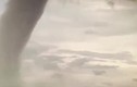 Video: Kinh hãi nhìn vòi rồng kép xuất hiện trên vùng biển miền Trung