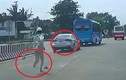 Video: Nhân viên chạy bộ truy đuổi ô tô trốn vé trạm BOT ở Nghệ An