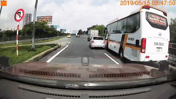 Video: Ô tô con lấn làn, ép đầu xe khách trên cao tốc bị đâm xoay ngang giữa đường