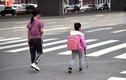 Người mẹ nghèo để con gái mù tự đến trường suốt 5 năm