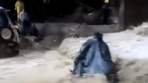 Video: Người đàn ông suýt bị cuốn xuống vực sâu khi cố băng qua dòng nước lũ