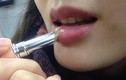 Gái trẻ phát hiện bị bệnh tình dục vì thử son môi ở cửa hàng