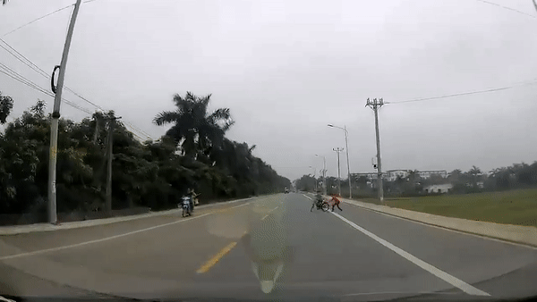 Video: Hoảng hồn khoảnh khắc bé trai băng qua đường suýt lao vào đầu ôtô