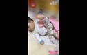 Video: Cười ngả nghiêng với những tư thế ngủ có 102 của lũ nhóc tì