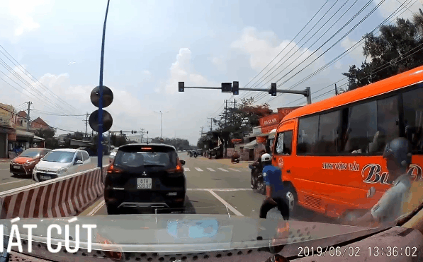 Video: Đập vỡ kính xe khách, thanh niên bị tài xế 'xử' ngay trên đường