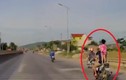 Video: Đứng tim cảnh bố để con gái đứng lên yên xe máy đi tốc độ cao