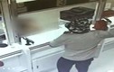 Video: "Quái kiệt" cướp thành công 2 ngân hàng bằng một quả bơ