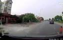 Video: Tài xế bẻ lái xuất thần cứu sống bé trai lao sang đường