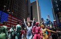 Mỹ: Đám đông biểu tình khỏa thân, phủ sơn lên người