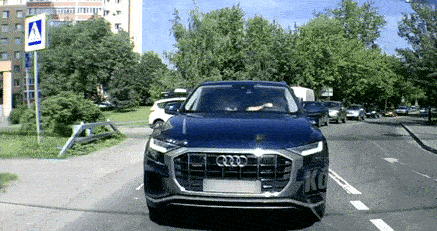 Video: Nữ tài xế cúi xuống tìm đồ khiến xe trôi tự do gây tai nạn