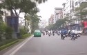 Video: Người đi bộ bị xe tông khi qua đường không đúng