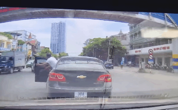 Video: Tài xế đột ngột dừng ô tô giữa đường và hành động ấm lòng
