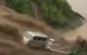Video: Lũ quét cuốn trôi ôtô xuống sông ở Trung Quốc