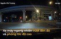 Video: Vượt đèn đỏ, xe máy phóng tốc độ cao gây tai nạn nghiêm trọng