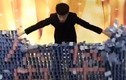 Video: Mãn nhãn màn trình diễn domino 'khổng lồ' của anh chàng Trung Quốc