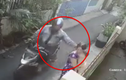 Video: Bị giật dây chuyền, bà bế cháu ngã đập đầu xuống đường gây phẫn nộ