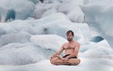 Video: Bí ẩn ‘Người băng’ thoải mái tắm mưa tuyết, dầm mình trong băng
