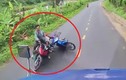 Video: Hai người đi xe máy thoát chết thần kỳ khi ngã ngay đầu container
