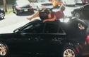 Video: Rơi xuống nóc ôtô từ độ cao 6 m, người đàn ông như chưa hề có gì xảy ra