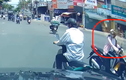 Video: Vượt đèn đỏ làm 2 người đi xe máy ngã sấp mặt, nữ 'ninja' lạnh lùng bỏ đi
