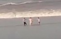 Video: 3 người đàn ông bị thủy triều cuốn trôi, một người tử vong