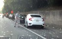 Video: Xe tải đánh rơi 175.000 USD trên cao tốc, tài xế đua nhau 'hôi của'