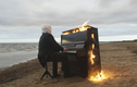 Video: Nghệ sĩ mù người Nga chơi đàn cùng chiếc piano bốc cháy dữ dội