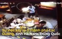 Video: Chồng hất cả nồi lẩu sôi sùng sục vào mặt bạn trai vợ ở Trung Quốc