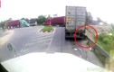 Video: Đứng đúng điểm mù khi chờ đèn đỏ, cô gái bị xe container chèn vào người