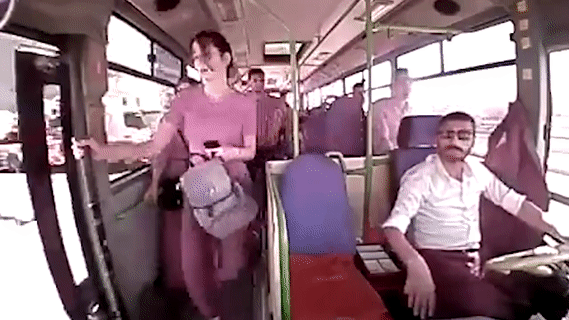 Video: Bước xuống khi xe buýt đang chạy, nữ hành khách tử vong