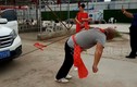 Video: Cao thủ kungfu dùng một tai kéo hai ô tô chở đầy người