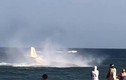 Video: Máy bay hạ cánh khẩn cấp trước mặt du khách đang tắm biển
