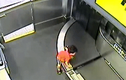 Video: Bé trai 2 tuổi gãy tay vì bị cuốn vào băng chuyền hành lý