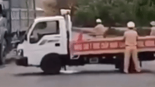 Video: Hãi hùng xe du lịch tông ôtô tuần tra, hất văng CSGT hơn chục mét