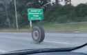Video: Lốp xe đầu kéo văng nát đầu xe Jeep ngược chiều