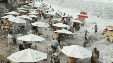 Video: Cơn sóng dữ cuốn nhiều du khách ở bờ biển Brazil