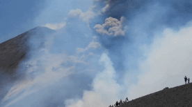 Video: Núi lửa phun trào tạo ra những đám mây bụi như địa ngục