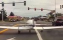 Video: Máy bay hạ cánh xuống đường cao tốc giờ cao điểm