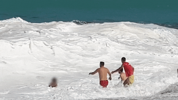 Video: Mạo hiểm nhảy sóng, cậu bé bị sóng dữ cuốn trôi