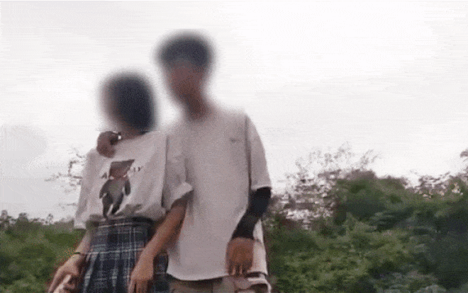 Video: Đôi nam nữ Trung Quốc bị tàu hất tung vì mải chụp ảnh trên đường sắt