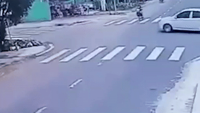 Video: Thanh niên lái xe máy lao như 'tên bắn' đâm thẳng vào ôtô tại Sài Gòn