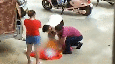 Video: Bé gái bị bố bạo hành rồi dùng túi ni lông trùm lên đầu để dạy dỗ