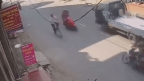 Video: Thanh niên phóng xe máy tốc độ 'bàn thờ', lấn làn gây tai nạn