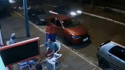 Video: Thanh niên bị lốp ôtô 'thổi bay' khi đang ngồi trên vỉa hè