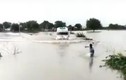 Video: Cậu bé lội nước dẫn đường cho xe cứu thương qua cầu