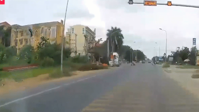 Video: Xe bồn đánh lái, cứu mạng 2 bé gái sang đường thiếu quan sát